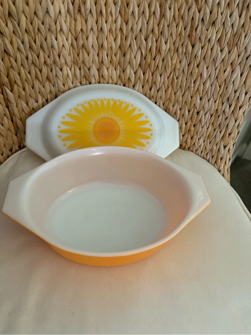 Pyrex Vintage 1.5 Qt Yellow Sunflower Ceramic Casserole Dish - Home Kitchen